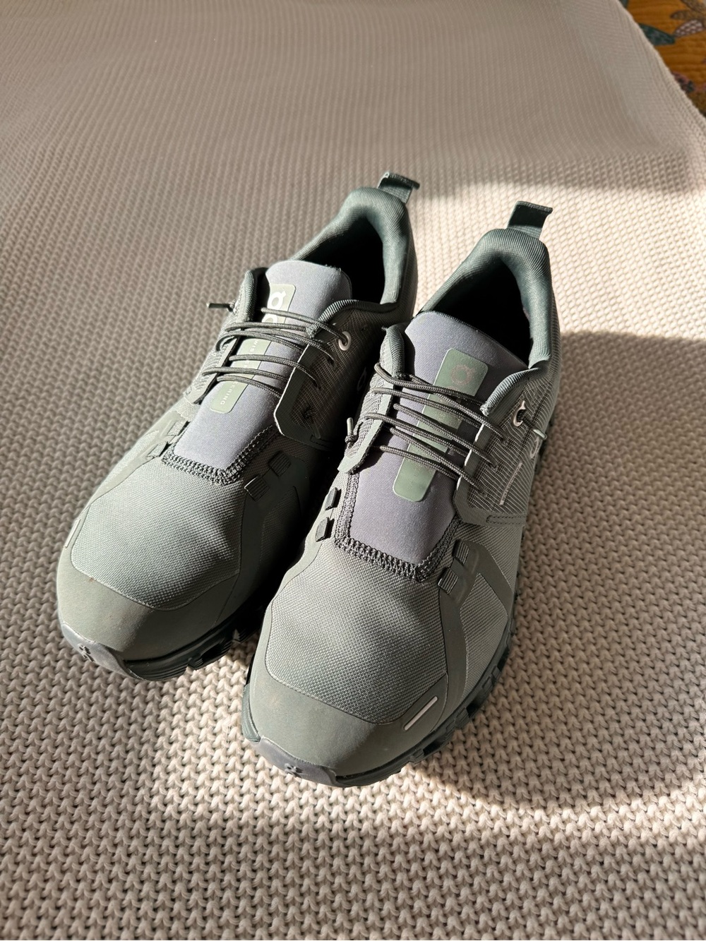 On Running waterproof Men’s Sneakers in pine color.  Womens 8.5- euro size 40 - Picture 2 of 6